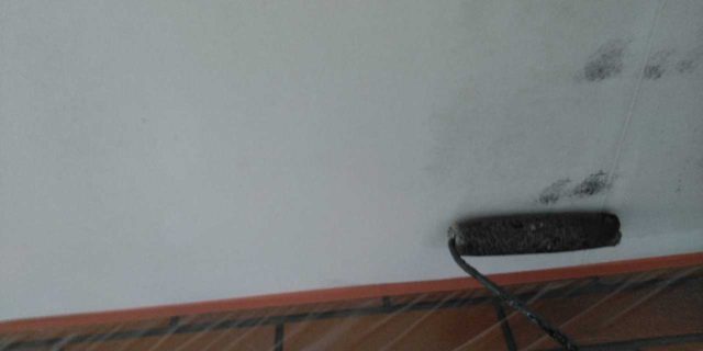 【宮崎県宮崎市】霧島にあるモルタル外壁の住宅で弾性プレミアムフィラーで塗装をした工事軒天上塗り