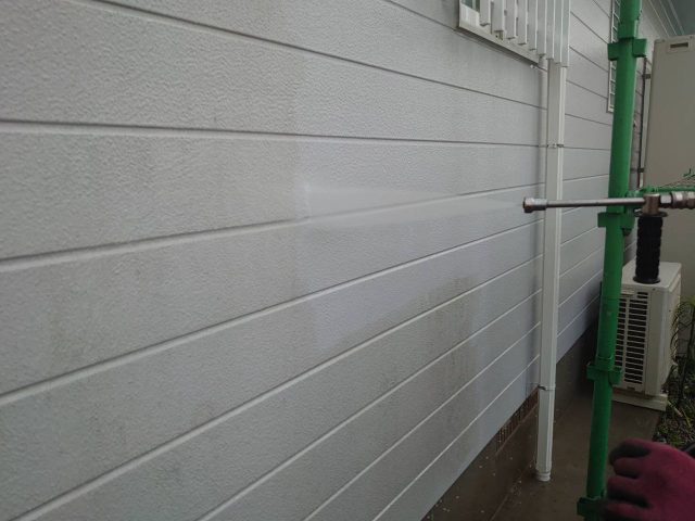 【宮崎県宮崎市】花山手にある42坪の住宅でコロニアル屋根と外壁の塗装工事高圧洗浄