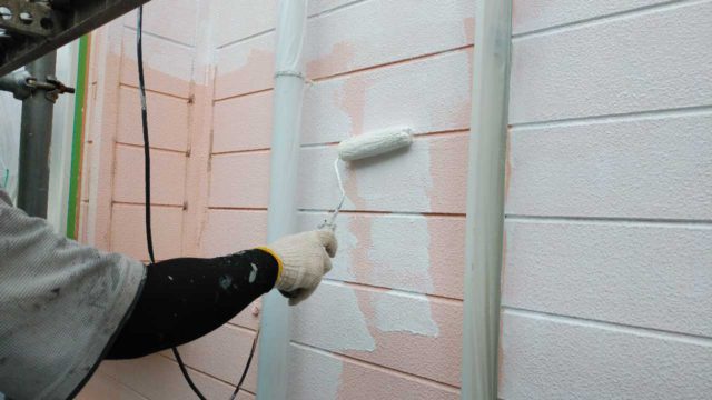 【宮崎・鹿児島地域】瓦屋根とサイディング外壁の住宅を塗装するために足場を設置します外壁下塗り_1_予備1